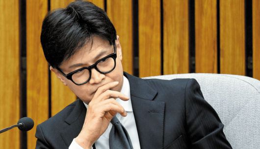 지난해 11월 19일 한동훈 당시 국민의힘 대표가 서울 국회에서 열린‘트럼프 2기 행정부 출범과 한미 동맹 및 통상외교 강화 방안 긴급 정책토론회’에 참석해 생각에 잠겨있다. /뉴스1