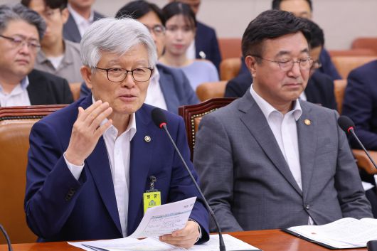 최동석 인사혁신처장이 지난 22일 오후 서울 여의도 국회에서 열린 법제사법위원회 제427회국회(임시회) 제4차 전체회의에 출석해 신동욱 국민의힘 의원 질의에 답하고 있다. /뉴스1