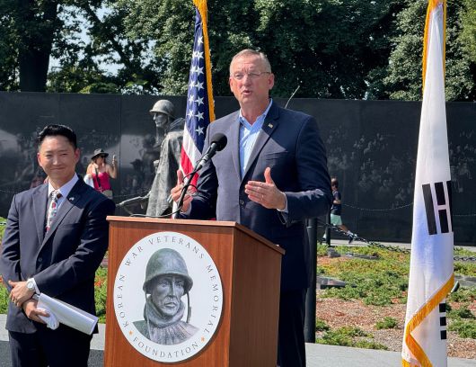 더그 콜린스 미 보훈부 장관이 27일 워싱턴 DC 한국전참전용사기념공원에서 열린 6·25전쟁 정전협정 72주년 기념식에서 발언을 하고 있다. /워싱턴=김은중 특파원