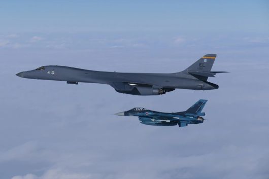 지난 1월 15일 한반도 인근 영공에서 미국 공군 전략폭격기 B-1B 랜서(위쪽)가 일본 항공자위대 미쓰비시 F-2와 나란히 비행하고 있다. 이날 한국·미국·일본 3국은 북한의 탄도미사일 도발을 억제하고 이에 대응하기 위한 공중 합동 훈련을 실시했다. 최근 미·일은 양국 외교·국방 정례 협의체인 확장억제 대화(EDD)에서 미군 보유 핵무기를 사용하는 훈련을 실시한 것으로 알려졌다./미국방부