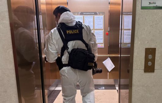 사제 총기 사건이 발생한 인천 연수구 한 아파트에 경찰 수사관이 엘리베이터를 타고 들어가고 있다. /뉴스1