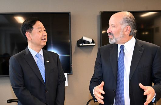 구윤철 경제부총리(왼쪽)과 하워드 러트닉 미국 상무장관이 29일 워싱턴 DC 상무부 청사에서 만나 대화를 하고 있다. /기획재정부·뉴스1