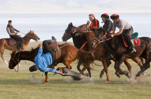 갤롭스 참가 기수들이 중앙아시아의 전통 경기인 코크보루를 즐기고 있다. 코크보루는 폴로와 유사한 경기로, 두 팀이 양의 시신 또는 그 모형을 두고 골을 겨룬다. / AP 연합뉴스