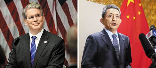 스콧 베선트(왼쪽 사진) 미국 재무장관과 리청강(오른쪽 사진) 중국 상무부 국제무역담판대표 겸 부부장이 29일 스웨덴 스톡홀름에서 열린 미·중 3차 무역 협상을 벌인 직후, 각각 기자회견을 열어 협상 결과를 설명하고 있다. 이날 미국은 다음 달 만료 예정이던 대(對)중국 상호 관세 유예 조치를 90일 추가 연장하기로 했다. /로이터 신화 연합뉴스