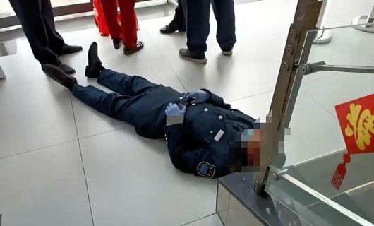 중국의 한 아파트 경비원이 지난 7월 15일 에어컨이 없는 보안초소에서 근무하다가 쓰러져 숨지는 사고가 발생했다. /SCMP