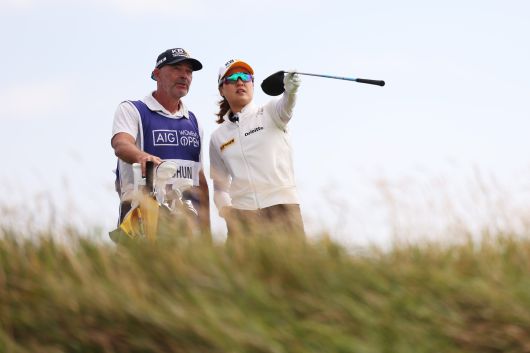 전인지(오른쪽)가 1일 웨일스 로열 포스콜 골프클럽에서 열린 LPGA 투어 AIG 여자오픈 1라운드 경기 중 캐디와 상의하고 있다./R&A