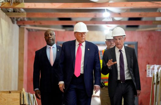 지난달 24일 연준을 방문한 도널드 트럼프 미국 대통령(왼쪽)과 제롬 파월 연준 의장 /로이터 연합뉴스