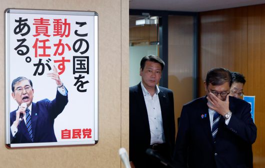 지난달 28일 일본 자유민주당 당사에서 열린 의원간담회를 마친 이시바 시게루 총리. 간담회에선 이시바의 사퇴 요구가 빗발 쳤으니 이시바는 사퇴를 거부했다. /EPA 연합뉴스