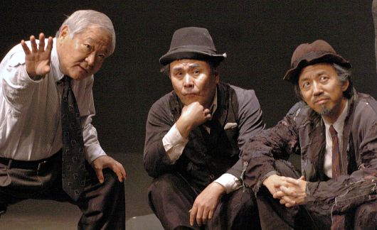2005년 ‘고도를 기다리며’ 공연 당시 연출가 임영웅과 에스트라공 역의 박용수, 블라디미르 역의 한명구(왼쪽부터). /조선일보DB