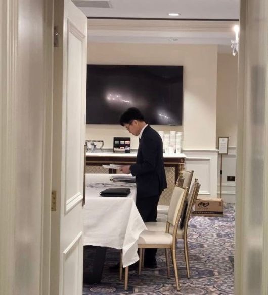 김정관 산업통상자원부 장관이 스코틀랜드 턴베리 리조트에서 문서를 들고 일어나 있는 모습. 수행 직원에게 부탁해 사진을 촬영한 것으로 보인다. /페이스북