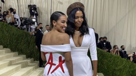 알렉산드리아 오카시오 코르테스(왼쪽) 뉴욕주 연방 하원의원은 2021년 열린 멧 갈라에서 'Tax the Rich(부자들에게 세금을 부과하라)'라는 글씨가 적힌 드레스를 입었다./메트로폴리탄 미술관