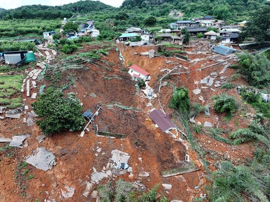20일 경남 산청군 생비량면 상능마을이 지난 19일 폭우로 인한 산사태가 발생해 마을에 토사가 쌓여 있다. /뉴스1