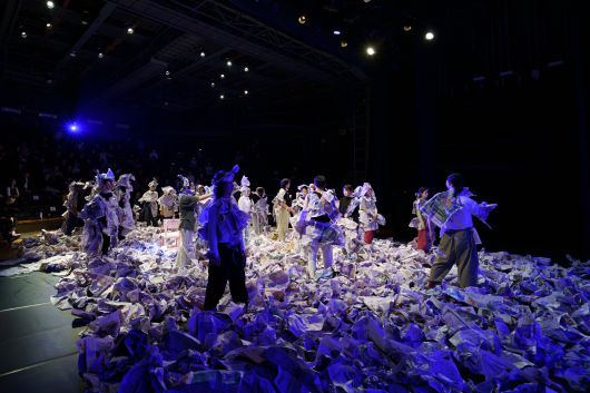 '해변의 아인슈타인'(1976) 등 이미지 중심 포스트모더니즘 연극의 대가 로버트 윌슨(83)이 내한, 남산 서울예대 드라마센터에서 22일 강연, 23일 워크숍을 가졌다. /서울예대