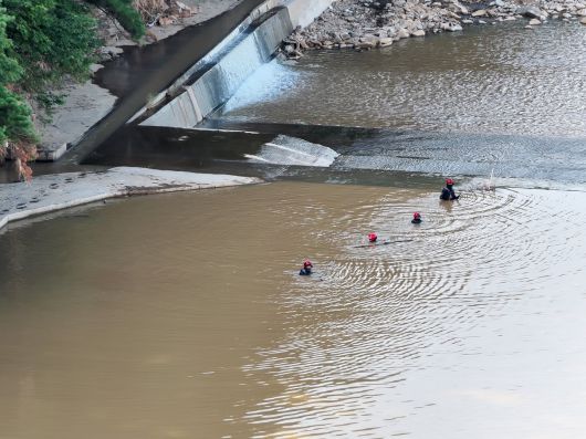 산청 실종자 수색을 벌이는 소방 대원들./경남소방본부
