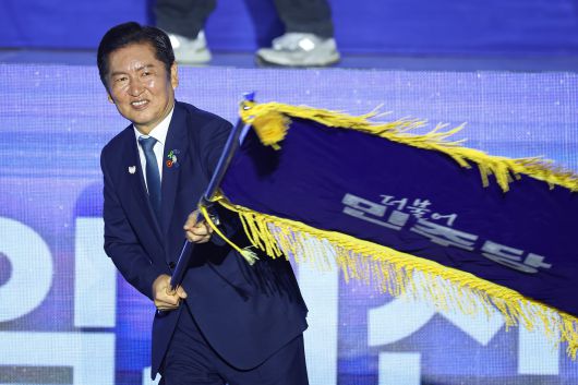 정청래 더불어민주당 신임 당대표가 2일 경기 고양시 킨텍스에서 열린 제2차 임시전국당원대회에서 당기를 흔들고 있다./뉴스1