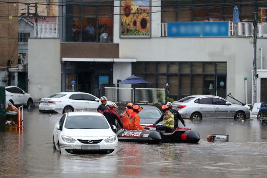 지난달 17일 오후 대구 북구 노곡동 마을이 집중호우에 침수돼 119구조대가 고립된 주민을 구조하기 위해 구명보트를 타고 마을로 들어가고 있다. /뉴스1