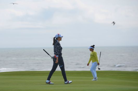 김아림(왼쪽)과 야마시타 미유가 AIG 여자 오픈 최종 라운드 한 조에서 경기를 했다. 야마시타에게 1타 뒤진 채로 출발한 김아림은 역전 우승을 노렸으나 1타를 잃고 공동 4위로 마쳤다. 이날 2번 홀 그린에서 퍼팅을 준비하러 움직이는 두 선수. /AP 연합뉴스