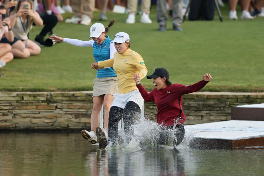 지난 4월 사이고 마오(가운데)가 메이저 대회 셰브론 챔피언십 우승 후 매니저 등과 함께 연못에 뛰어들고 있다. /AFP 연합뉴스