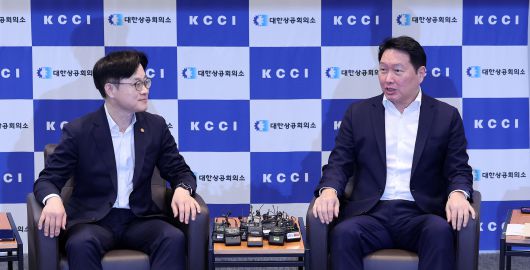 최태원 대한상공회의소 회장(오른쪽)이 4일 서울 중구 대한상의에서 김정관 산업부 장관을 만나 면담을 하고 있다. /뉴스1
