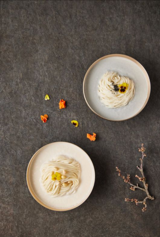 서울 서초구 '정선콩국수 소소정'의 정선콩국수(아래사진)와 흑임자콩국수(위 사진)/정선콩국수 소소정.