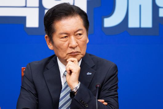 정청래 더불어민주당 대표가 4일 서울 여의도 국회에서 열린 최고위원회의에서 최고위원들의 발언을 들으며 생각에 잠겨 있다. 2025.8.4/뉴스1 ⓒ News1 유승관 기자