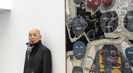 지난 2020년 갤러리현대 전시장에 나온 재일 작가 곽덕준. 폐결핵 투병 중이던 20대에 그린‘위선자의 미소 667’(1967) 옆에 섰다. /갤러리현대