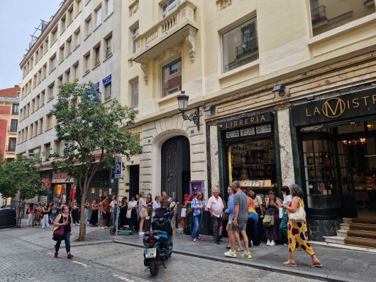 작년 9월 황보름 작가의 북토크 행사를 찾은 스페인 독자들이 마드리드 한 독립서점 앞에 줄 선 모습. /황보름 작가 제공