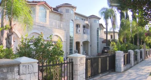 대리모가 출산한 15명의 아이가 발견된 중국계 미국인 귀진 쉬안ㆍ실비아 장 부부의 침실 9개짜리 아케이디아 시 저택