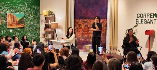 작년 9월 브라질 상파울루 도서전에 참석한 황보름(가운데 앉은 이) 작가가 주브라질한국문화원이 연 ‘작가와의 만남’ 행사에서 현지 독자들과 대화하고 있다. ‘어서 오세요, 휴남동 서점입니다’는 브라질에서만 10만부가량 팔렸다. /황보름 작가 제공