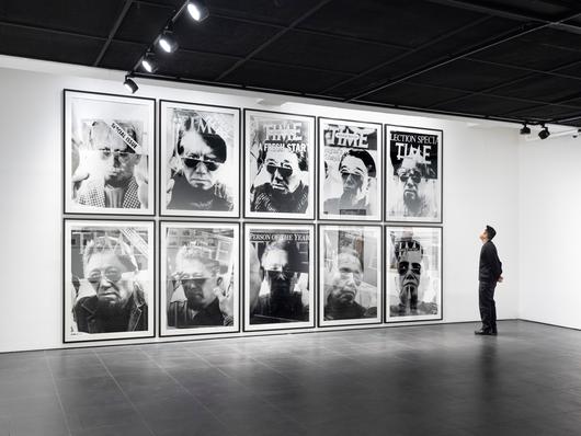 지난 4~5월 갤러리현대 '55주년 한국 현대미술의 서사' 1부 전시에 곽덕준 사진 연작  '대통령과 곽'이 걸린 모습. /갤러리현대