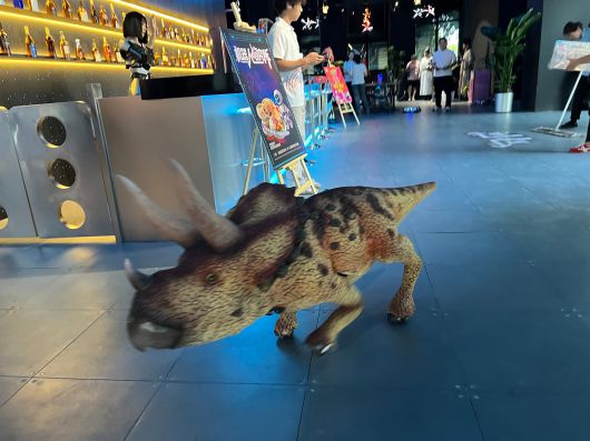 공룡 옷을 입은 로봇- 6일 중국 베이징 이좡에서 만난 '공룡 옷'을 입은 유니트리 로봇 개. '스킨'만 바꾸면 외모가 달라지는 게임 캐릭터 같다. /베이징=이벌찬 특파원