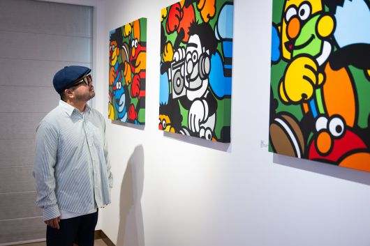 '아트 마카오'의 일환으로 '샌즈 차이나'에서 기획한 병행전 작품 앞에선 작가 그라플렉스. /샌즈차이나