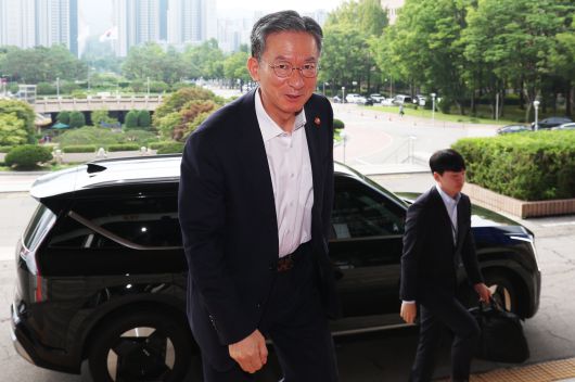 정성호 법무장관이 7일 오전 경기도 과천시 정부과천청사 법무부로 출근하고 있다./뉴스1