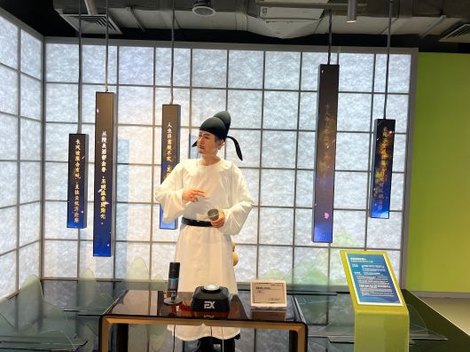 시인 이백으로 분장한 로봇- 시선(詩仙)으로 불리는 당대(唐代)의 대시인 이백으로 분장한 로봇이 6일 베이징 로봇 판매 전문 매장에 전시됐다. 시도 읊는다. /베이징=이벌찬 특파원