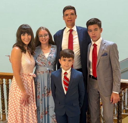 1일 샘 브라운 보훈부 차관의 취임 선서에 참석한 브라운의 가족 사진. /X(옛 트위터)