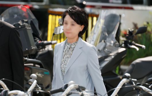 건진법사 전성배씨와 통일교의 청탁 의혹과 관련해 한학자 총재의 비서실장을 지낸 '교단 2인자' 정모 천무원 부원장이 2025년 8월 8일 서울 종로구 KT광화문빌딩 입구에 도착해 김건희 특검팀(특별검사 민중기) 사무실로 향하고 있다. /장경식 기자