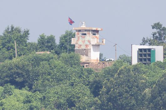 지난 5일 경기 파주시 접경 지역에서 바라본 북한 임진강변의 북한군 초소에 대남 확성기가 설치돼 있다. /연합뉴스