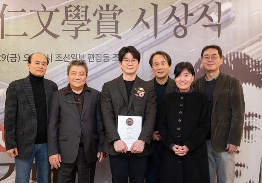 작년 동인문학상 시상식. 가운데는 수상자인 김기태 소설가. 왼쪽부터 구효서, 정명교, 이승우, 김인숙, 김동식 위원. /박상훈 기자