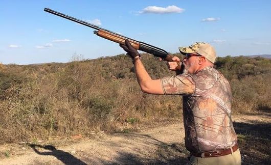 미국 텍사스 출신 백만장자 애셔 왓킨스가 사냥용 총을 겨누는 모습./페이스북