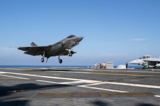 F-35C 전투기가 지난 6월 조지 워싱턴호 항모 갑판에 착륙하고 있다. 워싱턴호 항모는 12대의 F-35C 전투기를 탑재하는 것으로 전해졌다. /미 태평양함대