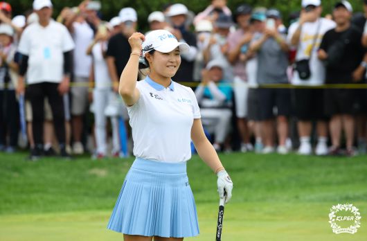 고지원은 10일 KLPGA 투어 제주삼다수 마스터스에서 우승한 뒤 주먹을 불끈 쥐었다. /KLPGA
