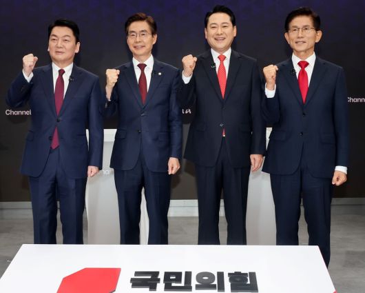 첫 TV토론 나선 국힘 당대표 후보들 10일 첫 TV 토론에 나선 국민의힘 안철수(왼쪽부터)·조경태·장동혁·김문수 당대표 후보자./국회사진기자단