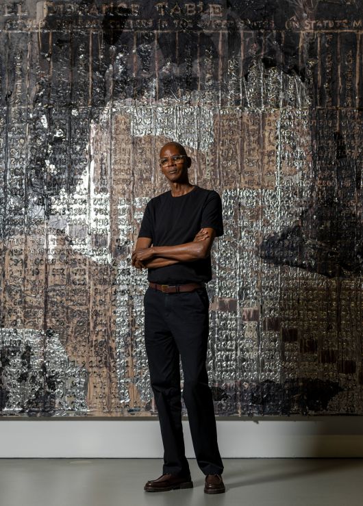 한국 전시를 위해 만든 신작 ‘폭풍이 몰려온다’ 앞에 선 작가 마크 브래드퍼드. /김지호 기자