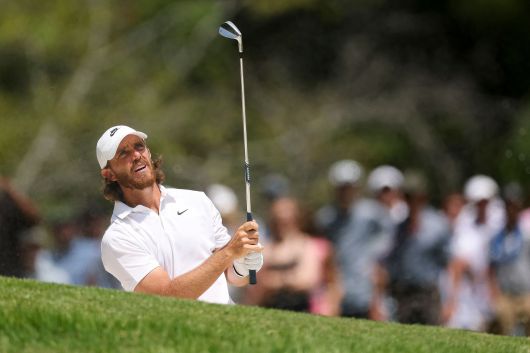 토미 플리트우드가 11일 페덱스 세인트 주드 챔피언십 최종 라운드 첫 번째 홀에서 어프로치 샷을 한뒤 공을 보고 있다. 플리트우드는 선두를 달리다 3위로 마감해  이번에도 우승을 하지 못했다./AFP 연합뉴스