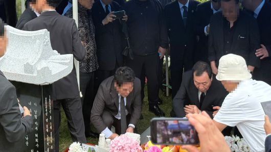 신상사파 후계자 홍인수씨가 9일 경기도 용인에서 열린 고(故) 신상현씨 1주기 추모 행사에서 묘소에 절하고 있다./구아모 기자