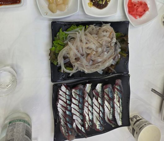 난전 앞 횟집에서 두마리 2만원에 구입한 회./속초시청 홈페이지