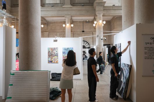 '2025 아시아프' 개막을 하루 앞둔 11일, 서울 중구 문화역서울284 전시장에서 작가들이 직접 작품을 설치하고 있다. /고운호 기자