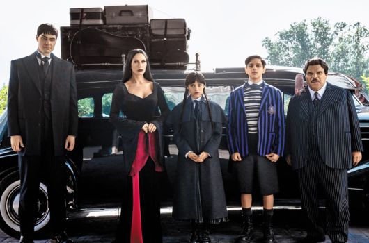 ‘웬즈데이’의 가족. 웬즈데이(가운데)와 옆에 선 웬즈데이의 어머니 모티시아(배우 캐서린 제타 존스)의 관계도 시즌 2에서 중요하게 다뤄진다./넷플릭스