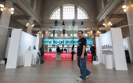 설치 작품 '표준시' 앞에 선 크리에이티브 디렉터 이완 작가. /고운호 기자