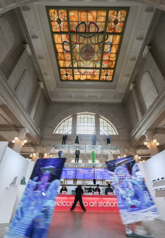 옛 서울역 플랫폼의 기억을 불러오는 설치작품 '표준시'. 올해 아시아프 크리에이티브 디렉터로 참여한 이완 작가의 작품이다. /고운호 기자